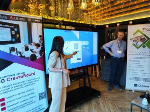 Παρουσίαση διαδραστικής οθόνης από το τμήμα υποστήριξης