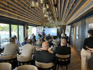 Παρουσίαση διαδραστικής οθόνης από το τμήμα πωλήσεων