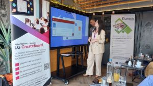 Παρουσίαση διαδραστικής οθόνης από το τμήμα υποστήριξης