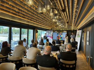 Παρουσίαση διαδραστικής οθόνης από το τμήμα πωλήσεων