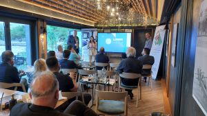 Παρουσίαση διαδραστικής οθόνης από το τμήμα υποστήριξης